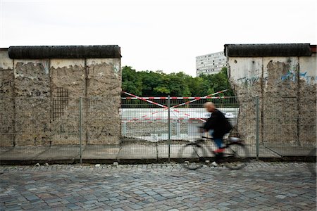 Germany, Berlin, person bicycling past dismantled section of the Berlin Wall Foto de stock - Sin royalties Premium, Código: 632-03779390