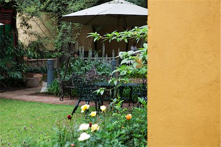 patio umbrella - Patio furniture in garden Foto de stock - Sin royalties Premium, Código: 632-03779489