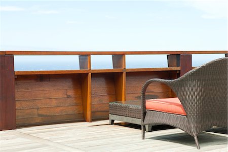 Wicker patio furniture on deck Foto de stock - Sin royalties Premium, Código: 632-03898234