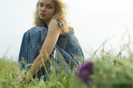 sit hugging knee - Young woman sitting in meadow, portrait Stock Photo - Premium Royalty-Free, Code: 633-05401354