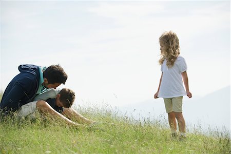 schmollen (beleidigt sein) - Kleine Mädchen beobachten, wie ihr Vater tröstet ihr Bruder Stockbilder - Premium RF Lizenzfrei, Bildnummer: 633-05401622