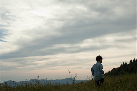 simsearch:632-05554011,k - Little boy running on meadow, rear view Stock Photo - Premium Royalty-Free, Code: 633-05401748