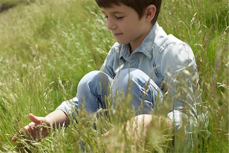 simsearch:633-05401710,k - Boy playing with grass in field Stock Photo - Premium Royalty-Free, Code: 633-05401894
