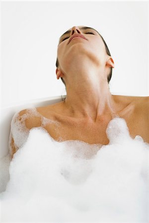 simsearch:633-06354677,k - Woman relaxing in bubble bath Stock Photo - Premium Royalty-Free, Code: 633-06322362