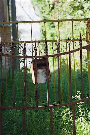 Mailbox hanging on wrought iron fence Foto de stock - Sin royalties Premium, Código: 633-06355082