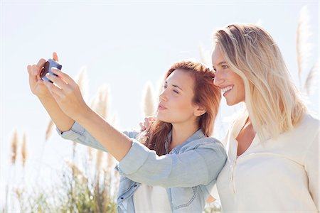 simsearch:632-07674444,k - Couple posing for selfie Stock Photo - Premium Royalty-Free, Code: 633-08150740