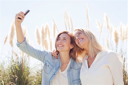 Couple capturing moment with selfie Stock Photo - Premium Royalty-Free, Code: 633-08150741