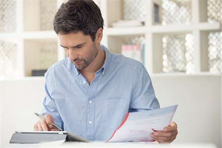 Man using online banking to manage personal finances Foto de stock - Sin royalties Premium, Código: 633-08638876