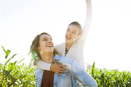 Man giving girlfriend piggyback ride Foto de stock - Sin royalties Premium, Código: 633-08638882