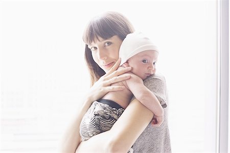 simsearch:6113-06720631,k - Mother holding baby Foto de stock - Sin royalties Premium, Código: 633-08639066