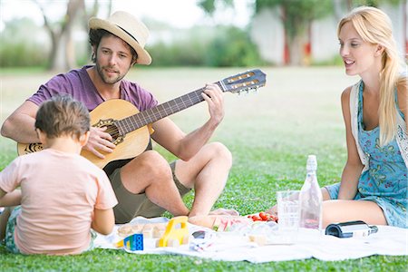 simsearch:628-07072734,k - Family enjoying family time in backyard Stock Photo - Premium Royalty-Free, Code: 633-08726295