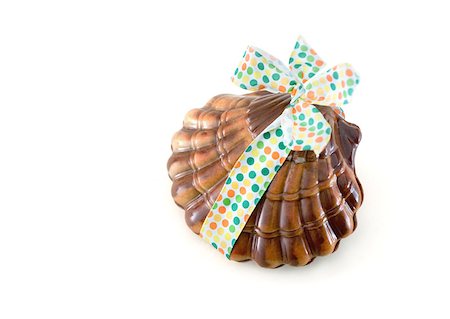 simsearch:6113-07790394,k - Chocolate seashell Stock Photo - Premium Royalty-Free, Code: 633-01274155