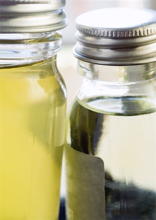 Two bottle of oils Stock Photo - Premium Royalty-Free, Code: 633-01274398