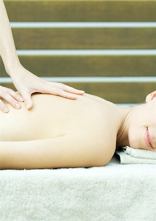 simsearch:696-03400314,k - Femme jouissant de massage Photographie de stock - Premium Libres de Droits, Code: 633-01274726
