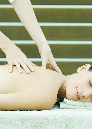 simsearch:696-03400314,k - Femme jouissant de massage du dos Photographie de stock - Premium Libres de Droits, Code: 633-01274734