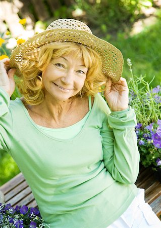 simsearch:614-07240051,k - Senior woman wearing straw hat, portrait Stock Photo - Premium Royalty-Free, Code: 633-01274857