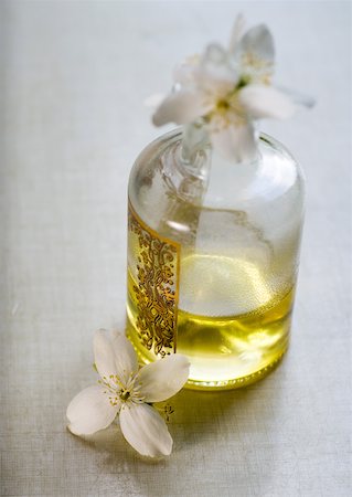 Mock orange flowers and bottle Foto de stock - Sin royalties Premium, Código: 633-01272215