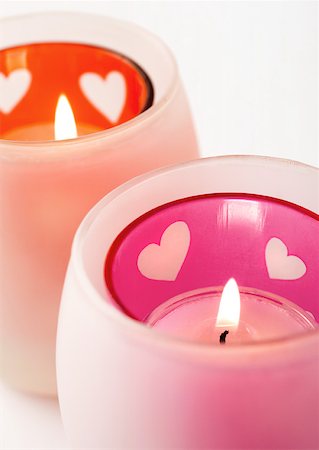 Lit candles in candleholder with heart pattern Foto de stock - Sin royalties Premium, Código: 633-01272361