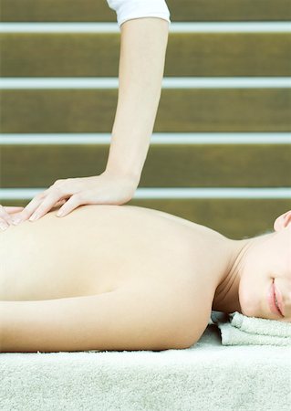 simsearch:696-03400314,k - Femme jouissant de massage Photographie de stock - Premium Libres de Droits, Code: 633-01273852