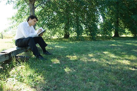 sitting under tree - Homme assis sur un banc, sous les arbres, à l'aide de laZSop Photographie de stock - Premium Libres de Droits, Code: 633-01574302