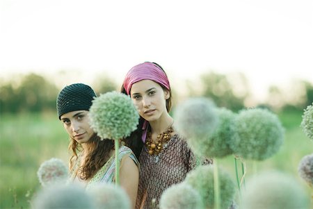 simsearch:859-03983201,k - Young hippie women outdoors, allium flowers in blurred foreground Stock Photo - Premium Royalty-Free, Code: 633-01573279