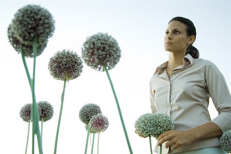 simsearch:633-01574151,k - Woman standing with allium flowers Stock Photo - Premium Royalty-Free, Code: 633-01573577