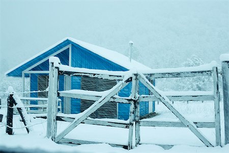 Paysage de neige avec chalet Photographie de stock - Premium Libres de Droits, Code: 633-01573693