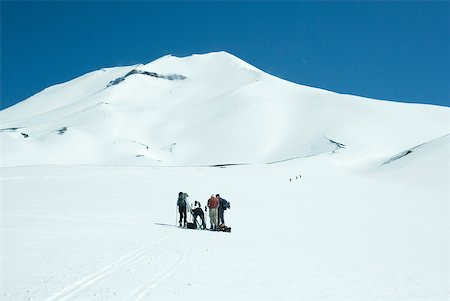 simsearch:632-01150248,k - Skiers stopping, mountain in background Foto de stock - Sin royalties Premium, Código: 633-01573721