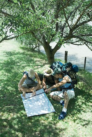 simsearch:633-01715612,k - Hikers sitting on ground, looking at map Stock Photo - Premium Royalty-Free, Code: 633-01573796