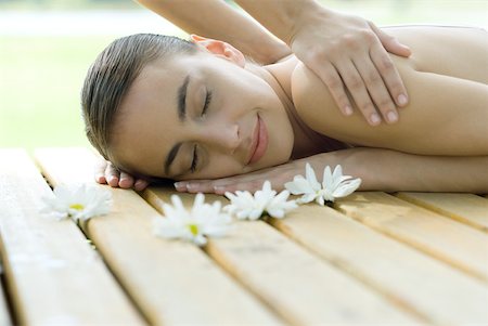 simsearch:696-03400314,k - Femme recevant le massage du dos Photographie de stock - Premium Libres de Droits, Code: 633-01714038