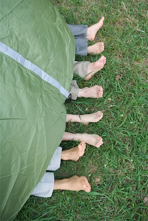 Jeunes amis dans la tente, pieds qui sort, vue grand angle Photographie de stock - Premium Libres de Droits, Code: 633-01714074