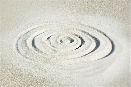 Concentric circles traced in sand, close-up Stock Photo - Premium Royalty-Free, Code: 633-01715456
