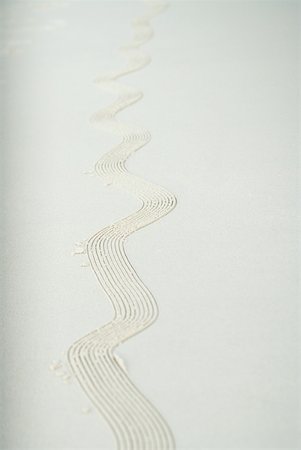 simsearch:633-01715488,k - Squiggle pattern track traced into sand Stock Photo - Premium Royalty-Free, Code: 633-01715467