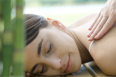simsearch:696-03400314,k - Femme recevant le massage du dos Photographie de stock - Premium Libres de Droits, Code: 633-01715599