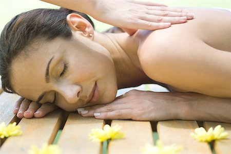 simsearch:696-03400314,k - Femme recevant le massage du dos Photographie de stock - Premium Libres de Droits, Code: 633-01715592