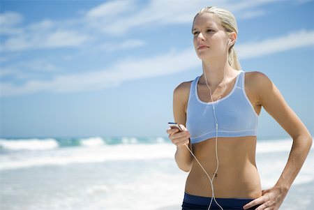 simsearch:633-01715682,k - Young woman on beach in workout clothes, listening to MP3 player Stock Photo - Premium Royalty-Free, Code: 633-01715657