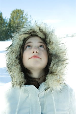 Teen girl wearing parka in snow, looking up Foto de stock - Sin royalties Premium, Código: 633-01713675