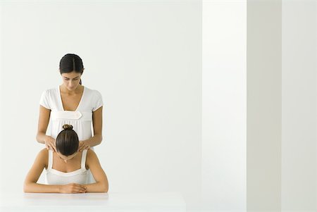 simsearch:696-03400314,k - Massage d'épaule récepteur femme Photographie de stock - Premium Libres de Droits, Code: 633-02128589