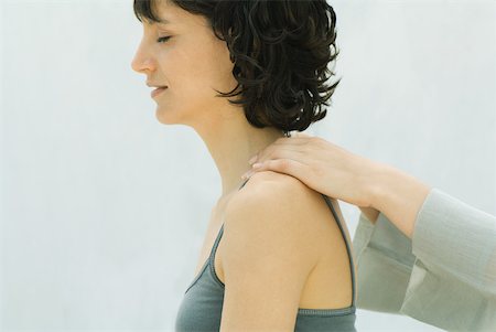 simsearch:696-03400314,k - Femme recevoir massage de cou, vue latérale Photographie de stock - Premium Libres de Droits, Code: 633-02128633