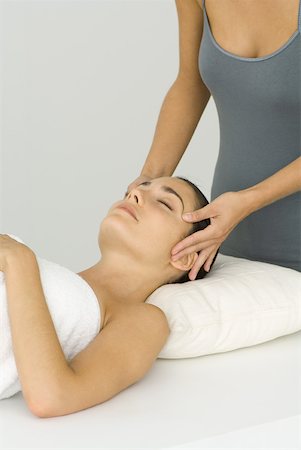 simsearch:696-03400314,k - Femme allongée sur le dos, en recevant le massage facial Photographie de stock - Premium Libres de Droits, Code: 633-02345932
