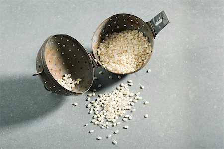 Metal rice ball cooker, open with raw rice inside Foto de stock - Sin royalties Premium, Código: 633-02417380