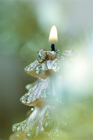 Christmas tree candle, close-up Foto de stock - Sin royalties Premium, Código: 633-02418048