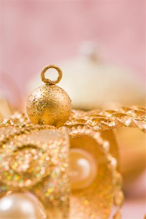 simsearch:633-02418107,k - Golden Christmas decorations, close-up Stock Photo - Premium Royalty-Free, Code: 633-02418088