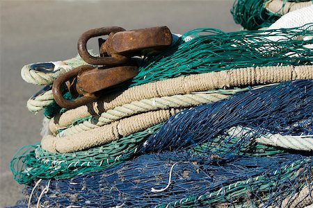 simsearch:6118-08910527,k - Fishing nets and ropes in a heap, extreme close-up Foto de stock - Sin royalties Premium, Código: 633-02645556
