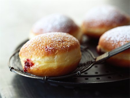 Jam filled donut dusted with powdered sugar Stock Photo - Premium Royalty-Free, Code: 633-02885677