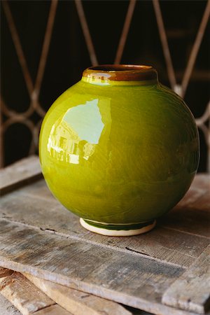 Green ceramic vase Stock Photo - Premium Royalty-Free, Code: 633-02885693