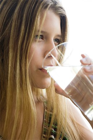 drinking water glass - Young woman drinking glass of water Foto de stock - Sin royalties Premium, Código: 633-03444590