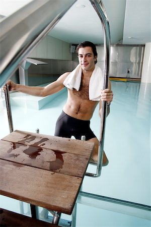 Young man in a swimming pool at a spa Foto de stock - Sin royalties Premium, Código: 644-01435704