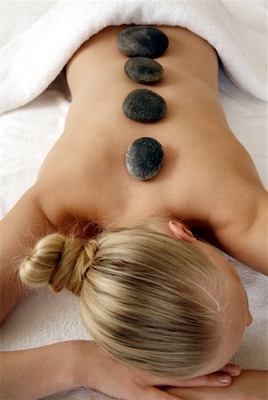 Young woman enjoying a hot  stone massage Foto de stock - Sin royalties Premium, Código: 644-01435748