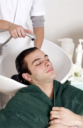 simsearch:644-01435840,k - Jeune homme ayant ses cheveux lavé dans un salon Photographie de stock - Premium Libres de Droits, Code: 644-01435805